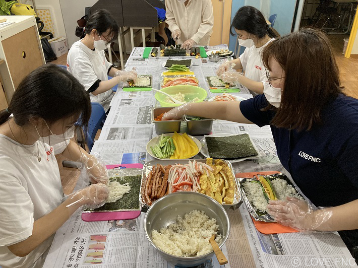 아이들을 위해 열심히 김밥을 말고 있는 모습
